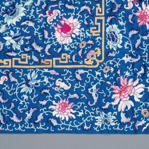 Dessus de coussin de trône en soie brodée au fond bleu, Chine, 18/19ème — photo 3