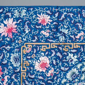 Dessus de coussin de trône en soie brodée au fond bleu, Chine, 18/19ème — photo 4