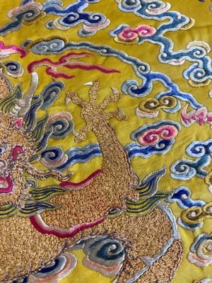 Dessus de coussin impérial en soie brodée aux fils métalliques dorés sur fond jaune, Chine, 19ème — photo 15