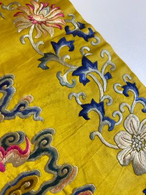 Dessus de coussin impérial en soie brodée aux fils métalliques dorés sur fond jaune, Chine, 19ème — photo 16