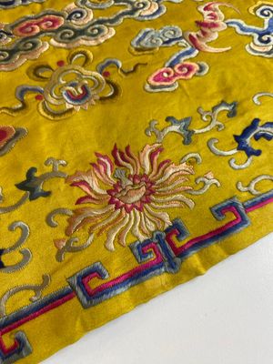 Dessus de coussin impérial en soie brodée aux fils métalliques dorés sur fond jaune, Chine, 19ème — photo 20