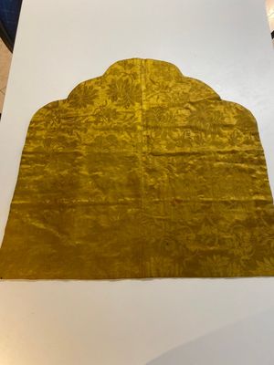 Dessus de coussin impérial en soie brodée aux fils métalliques dorés sur fond jaune, Chine, 19ème — photo 2