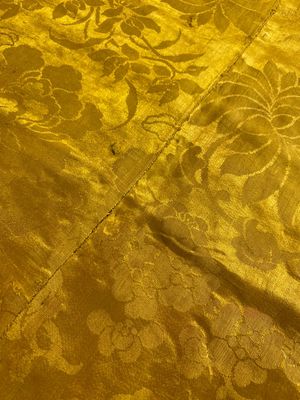 Dessus de coussin impérial en soie brodée aux fils métalliques dorés sur fond jaune, Chine, 19ème — photo 4