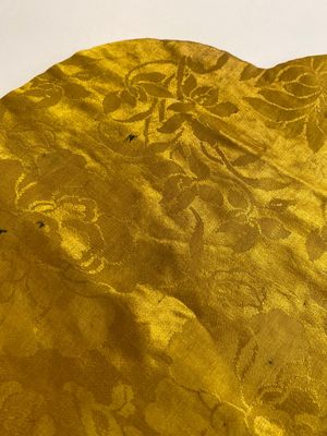 Dessus de coussin impérial en soie brodée aux fils métalliques dorés sur fond jaune, Chine, 19ème — photo 5
