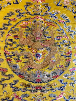 Dessus de coussin impérial en soie brodée aux fils métalliques dorés sur fond jaune, Chine, 19ème — photo 10