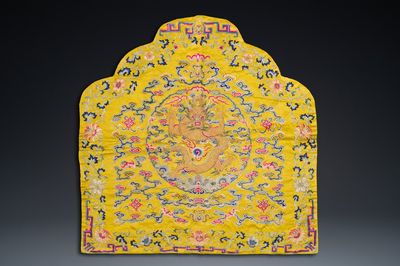 Dessus de coussin impérial en soie brodée aux fils métalliques dorés sur fond jaune, Chine, 19ème