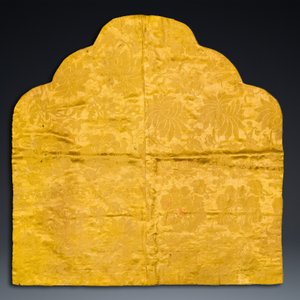 Dessus de coussin impérial en soie brodée aux fils métalliques dorés sur fond jaune, Chine, 19ème — photo 2