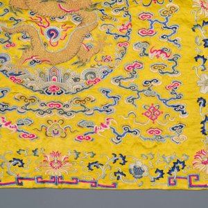 Dessus de coussin impérial en soie brodée aux fils métalliques dorés sur fond jaune, Chine, 19ème — photo 5
