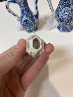 Deux aiguières et deux théières en porcelaine de Chine bleu et blanc, Kangxi — photo 13