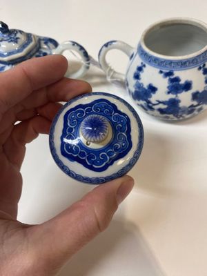 Deux aiguières et deux théières en porcelaine de Chine bleu et blanc, Kangxi — photo 3