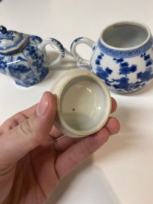 Deux aiguières et deux théières en porcelaine de Chine bleu et blanc, Kangxi — photo 4