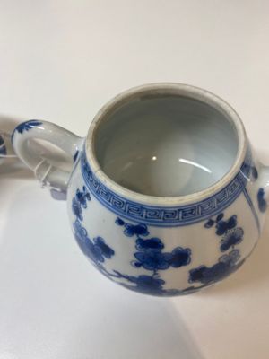 Deux aiguières et deux théières en porcelaine de Chine bleu et blanc, Kangxi — photo 5