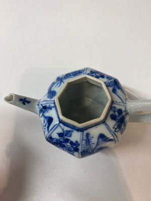 Deux aiguières et deux théières en porcelaine de Chine bleu et blanc, Kangxi — photo 9
