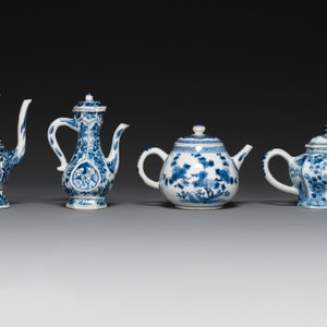 Deux aiguières et deux théières en porcelaine de Chine bleu et blanc, Kangxi — photo 2