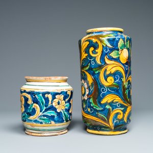Deux albarelli en majolique italienne polychrome, Caltagirone, 18/19ème — photo 2
