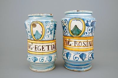 Deux albarellos en majolique italienne, Montelupo, 17ème