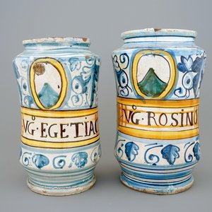 Deux albarellos en majolique italienne, Montelupo, 17ème — photo 1