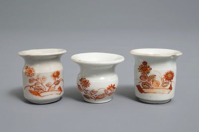 Deux albarellos et un crachoir miniatures en porcelaine Imari de Japon, Edo, 18ème