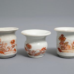Deux albarellos et un crachoir miniatures en porcelaine Imari de Japon, Edo, 18ème — photo 1