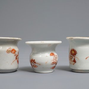 Deux albarellos et un crachoir miniatures en porcelaine Imari de Japon, Edo, 18ème — photo 5