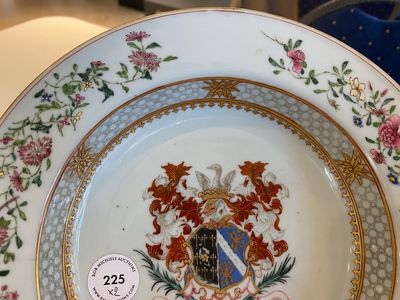 Deux assiettes armoriées en porcelaine de Chine famille rose, Yongzheng/Qianlong — photo 3