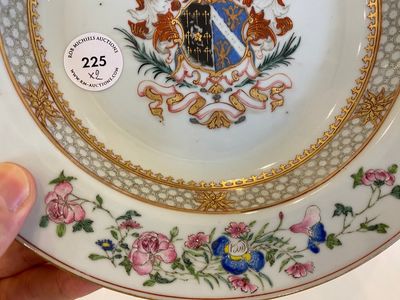 Deux assiettes armoriées en porcelaine de Chine famille rose, Yongzheng/Qianlong — photo 4