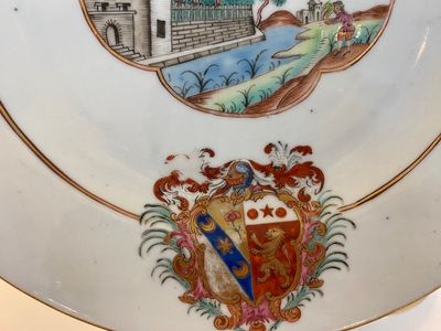 Deux assiettes armoriées en porcelaine de Chine famille rose, Yongzheng/Qianlong — photo 9