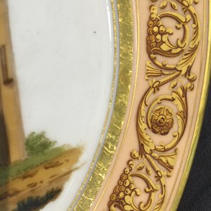 Deux assiettes armoriées figurant des paysans tiroliens en porcelaine de Paris, Edouard Honoré, 1ère moitié du 19ème — photo 3