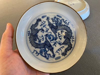 Deux assiettes aux dragons en porcelaine de Chine 'Bleu de Hue' pour le Vietnam, 19ème — photo 3