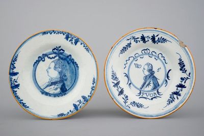 Deux assiettes aux portraits royales en Delft bleu et blanc, 18ème siècle