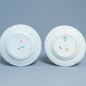 Deux assiettes aux sujets religieux en faïence de Delft en bleu et blanc, 18ème — photo 2