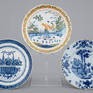 Deux assiettes en bleu et blanc et une polychrome au décor chinoiserie, Delft, 18/19ème — photo 1