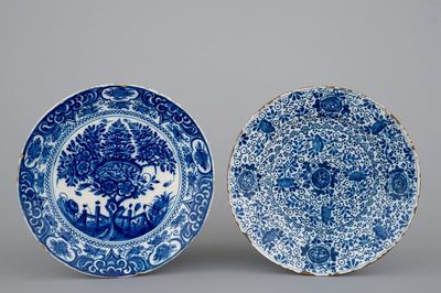 Deux assiettes en faïence de Delft bleu et blanc, 17/18ème siècle