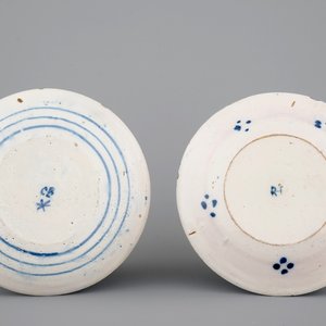 Deux assiettes en faïence de Delft bleu et blanc, 17/18ème siècle — photo 2