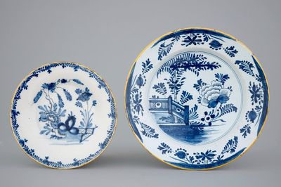 Deux assiettes en faïence de Delft bleu et blanc, 18ème
