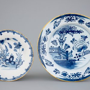 Deux assiettes en faïence de Delft bleu et blanc, 18ème — photo 1