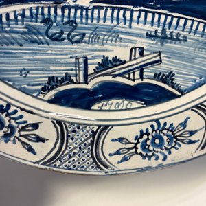 Deux assiettes en faïence de Frislande à décor de vues topographiques, datées 1789 et 1790 — photo 5