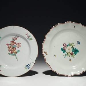 Deux assiettes en faïence polychrome de Tournai, 18ème — photo 1