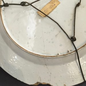 Deux assiettes en faïence polychrome de Tournai, 18ème — photo 4