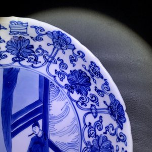 Deux assiettes en forme de lotus en porcelaine de Chine bleu et blanc, marque et époque de Kangxi — photo 14