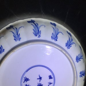 Deux assiettes en forme de lotus en porcelaine de Chine bleu et blanc, marque et époque de Kangxi — photo 20