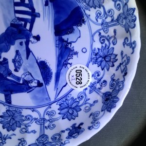 Deux assiettes en forme de lotus en porcelaine de Chine bleu et blanc, marque et époque de Kangxi — photo 3