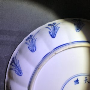 Deux assiettes en forme de lotus en porcelaine de Chine bleu et blanc, marque et époque de Kangxi — photo 9