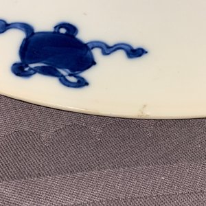 Deux assiettes en porcelaine de Chine bleu et blanc à décor de 'La Romance de la chambre de l'ouest', marque et époque de Kangxi — photo 11