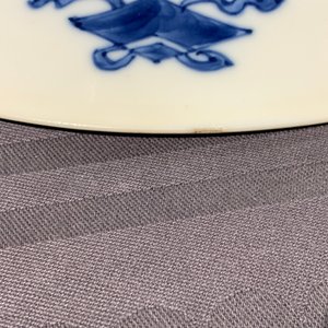 Deux assiettes en porcelaine de Chine bleu et blanc à décor de 'La Romance de la chambre de l'ouest', marque et époque de Kangxi — photo 13