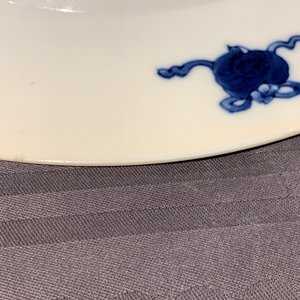 Deux assiettes en porcelaine de Chine bleu et blanc à décor de 'La Romance de la chambre de l'ouest', marque et époque de Kangxi — photo 14