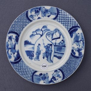 Deux assiettes en porcelaine de Chine bleu et blanc à décor de 'La Romance de la chambre de l'ouest', marque et époque de Kangxi — photo 15