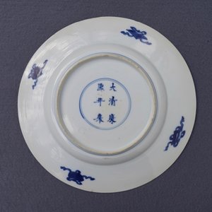 Deux assiettes en porcelaine de Chine bleu et blanc à décor de 'La Romance de la chambre de l'ouest', marque et époque de Kangxi — photo 16