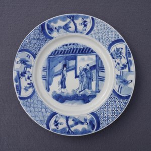 Deux assiettes en porcelaine de Chine bleu et blanc à décor de 'La Romance de la chambre de l'ouest', marque et époque de Kangxi — photo 17