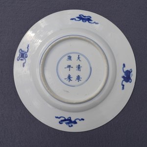 Deux assiettes en porcelaine de Chine bleu et blanc à décor de 'La Romance de la chambre de l'ouest', marque et époque de Kangxi — photo 18
